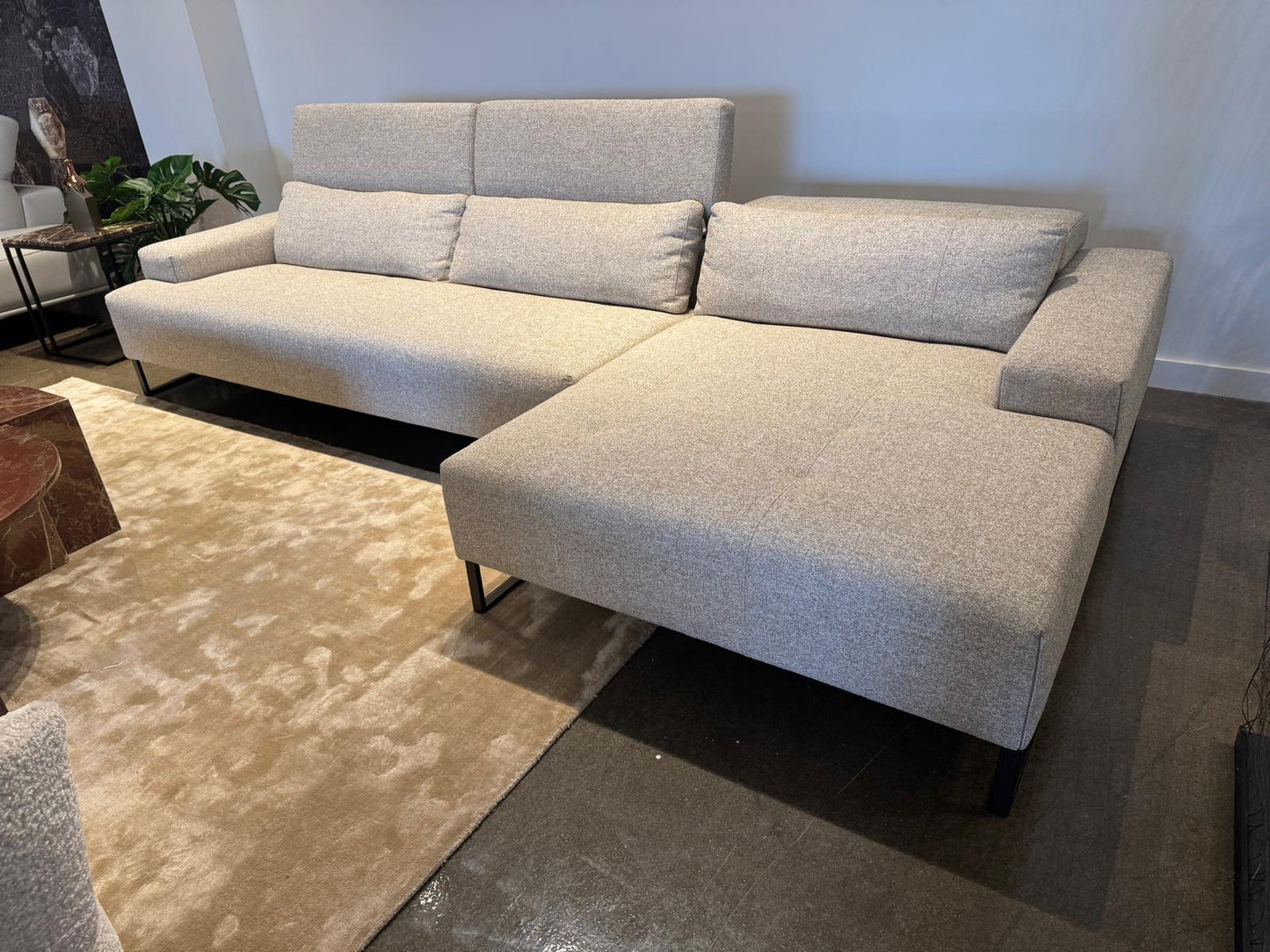 Nicoline Moorea Sectional Sofa