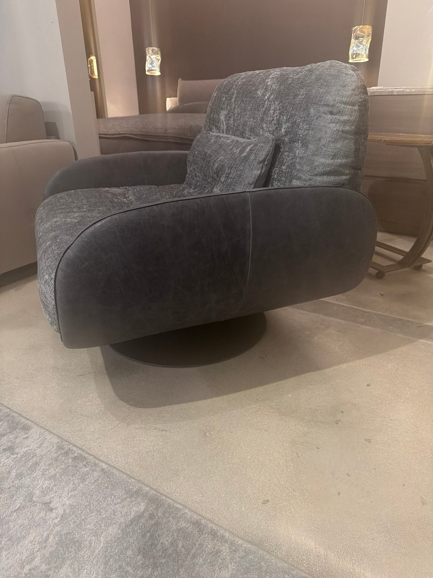 Borzalino Ayton Swivel Arm Chair Leather/Chinelle
