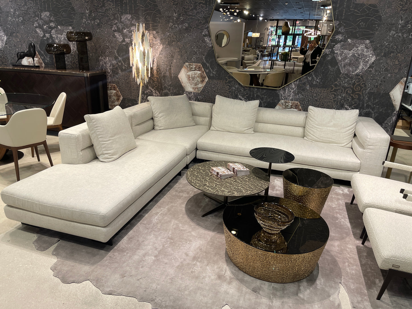 Nicoline Aura Sofa/ Sectional in off white